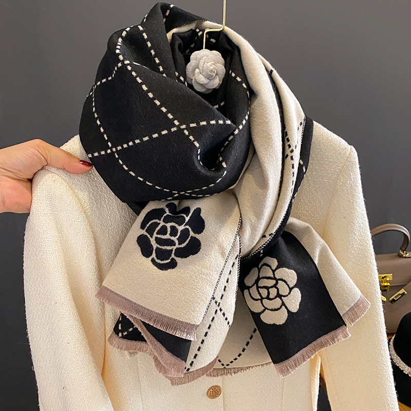 وشاح شتوي نسائي فاخر بطبعة زهو - مراجعة Woven Scarf Blanket وسعره