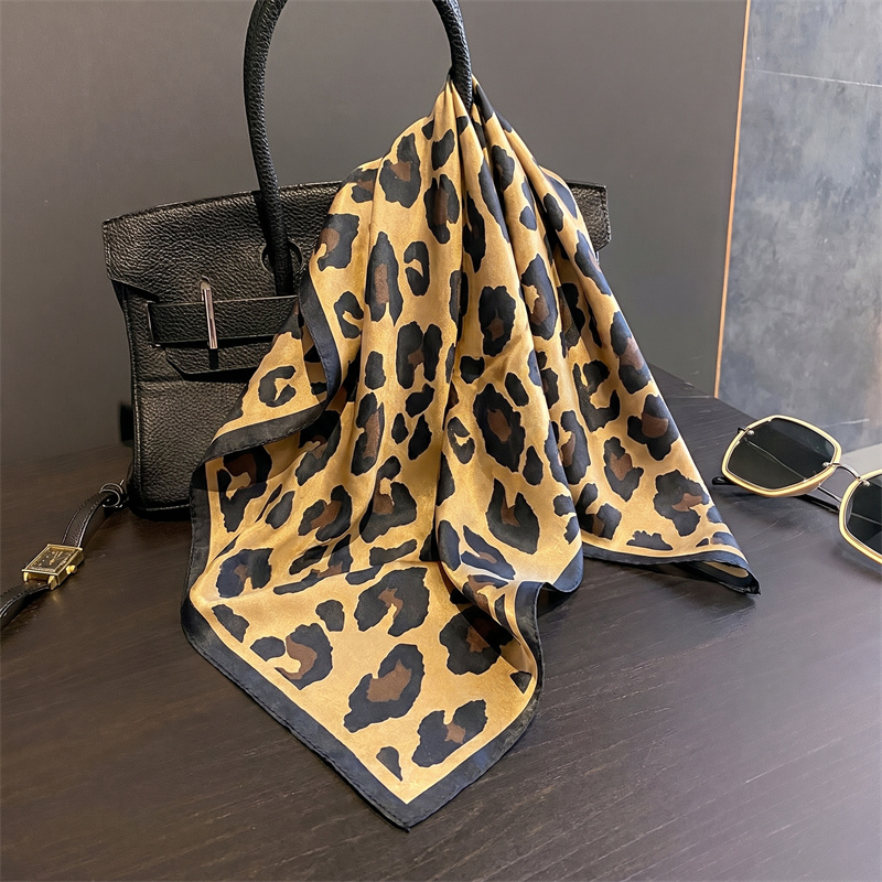 وشاح مربع من الحرير 100% بنقشة - مراجعة Scarf Silk Square وسعره